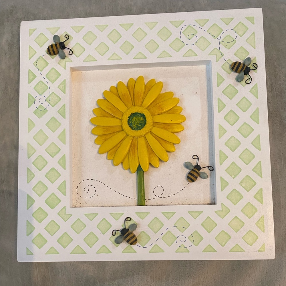 Intercontinental Art-Vintage 3D Sunflower & Bees Lattice frame trim 8.5” x 8.5”